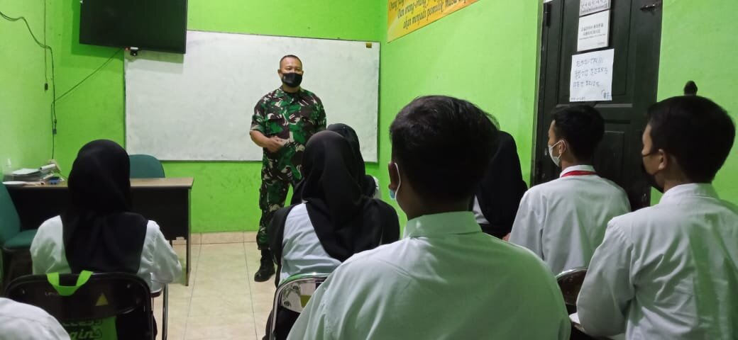 Kegiatan Fisik Mental Disiplin Bagi Siswa Kelas Kursus Bahasa Korea Intensif Persiapan G to G Korea Angkatan 132 dengan Koramil Umbulharjo