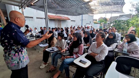  Pembekalan dari Mantan Dubes Dr. Aji Surya untuk Siswa Bina Insani Calon Pekerja Migrant Indonesia