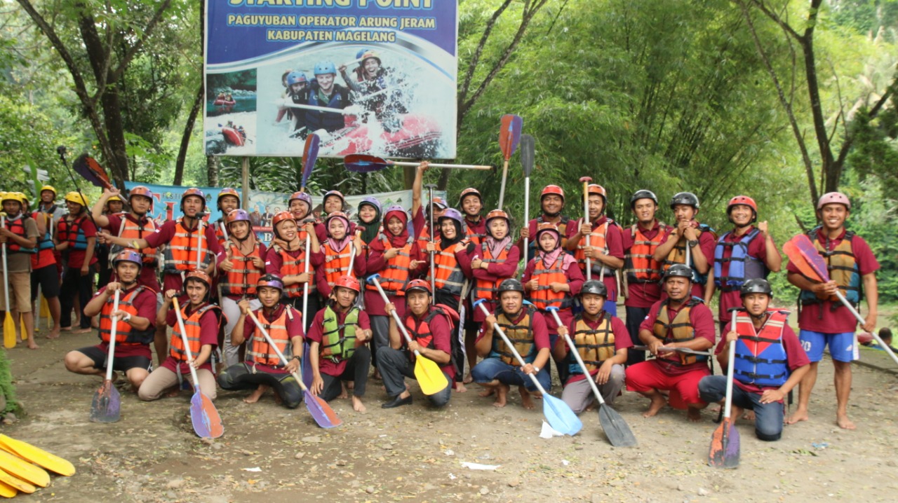 RAFTING gembira Bina Insani MTC di Kali Oyo Magelang